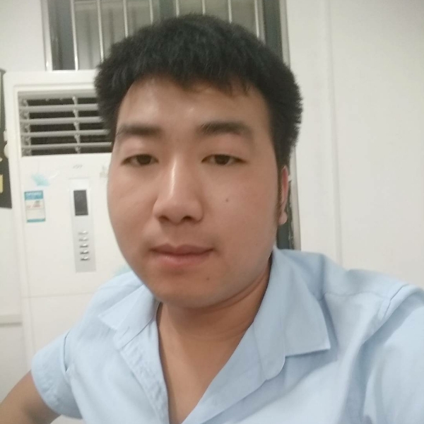 勤恳苦恋蓝天的照片