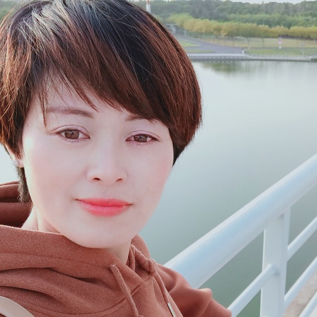 手链的年轻的照片