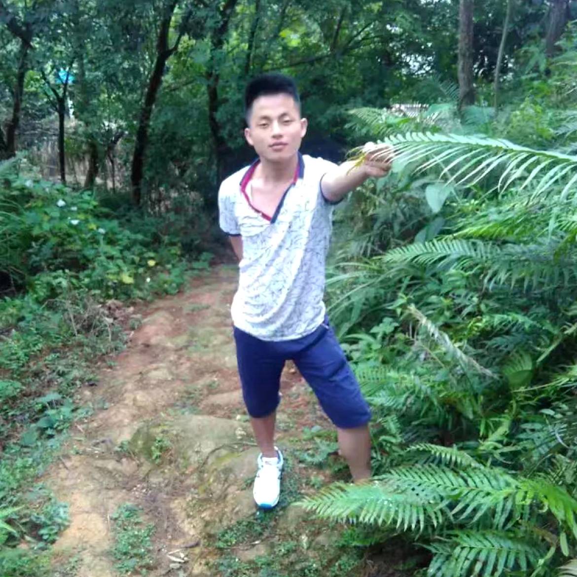 黑裤忧虑的照片