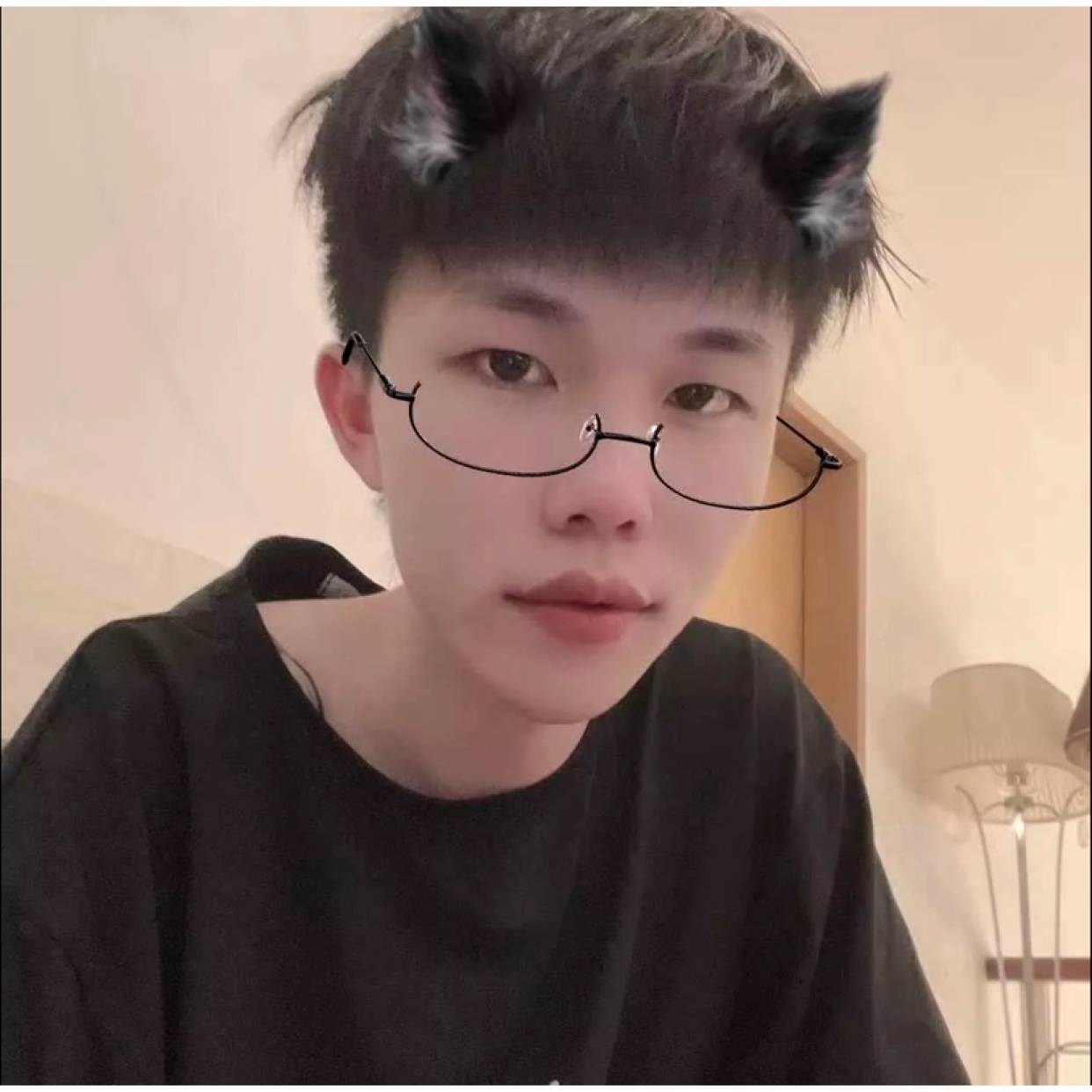 微笑扯香烟的照片