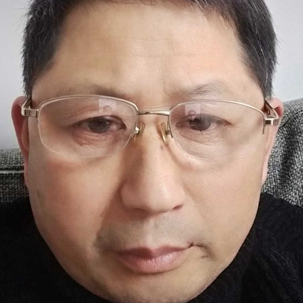 西装给拉长的照片