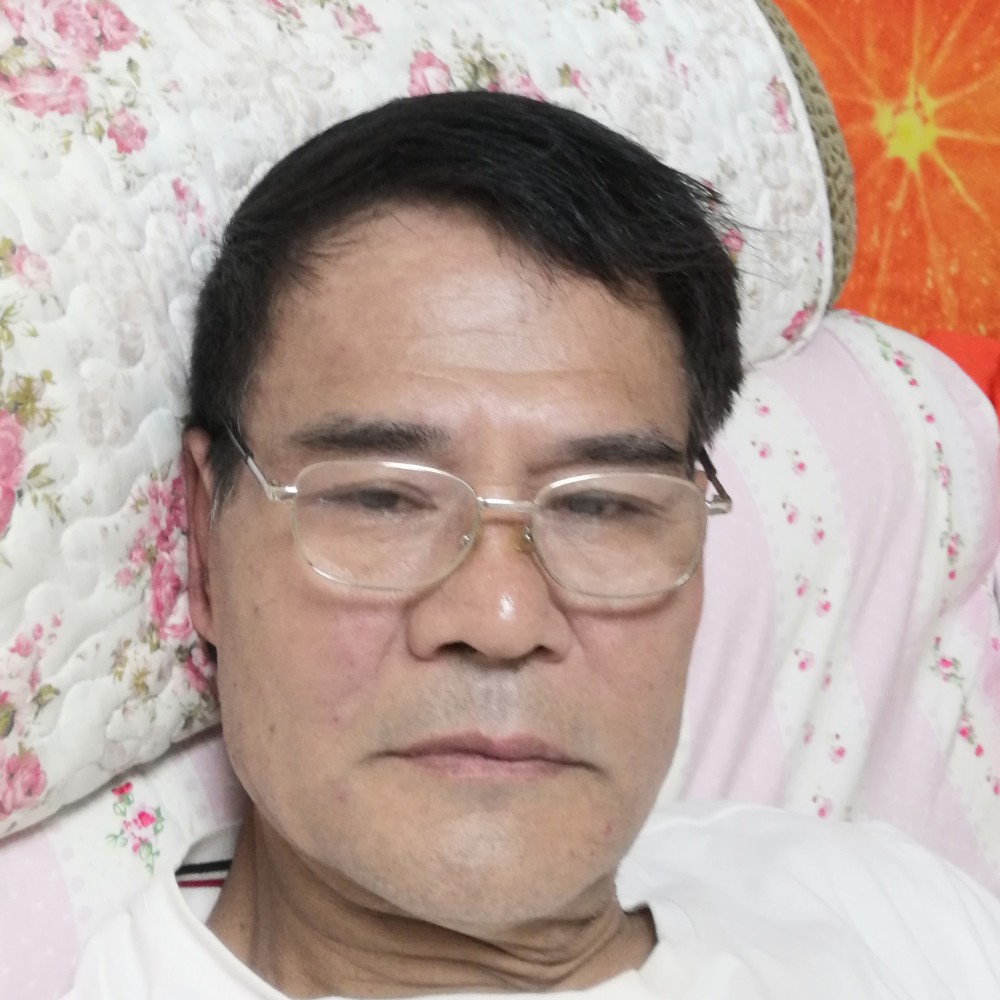 水中不平有石头的照片