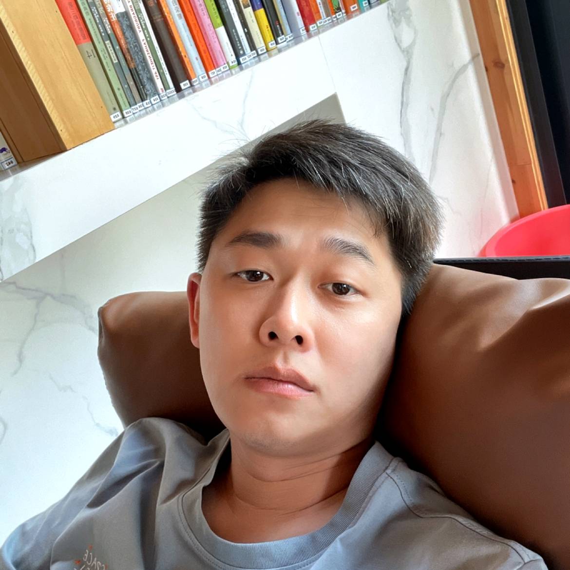 啃香蕉的猴的照片