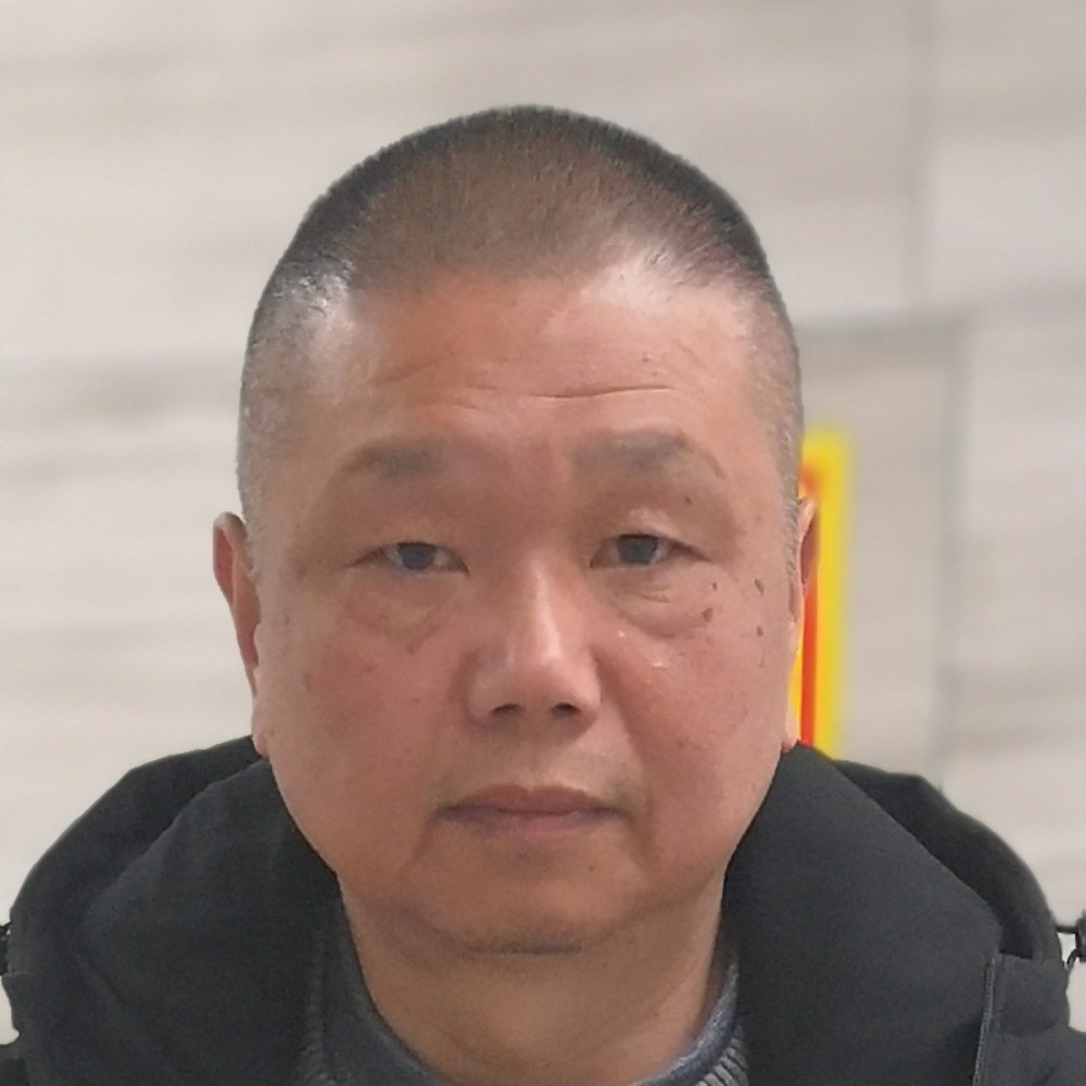 成稳的人的照片