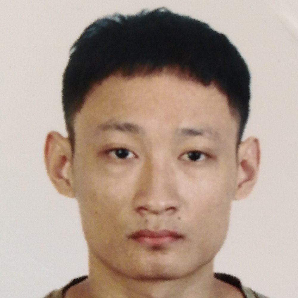 高翅飞翔的照片