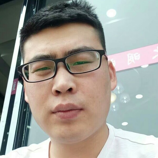 大叔蹙眉轻松的照片