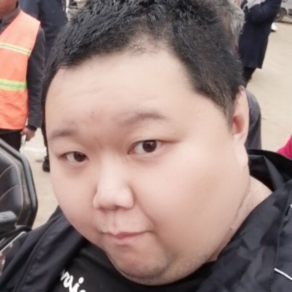 路灯浅吻风中的照片