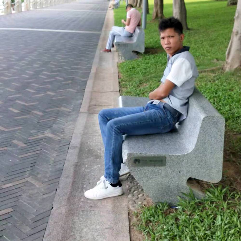 闪闪踢花生的照片
