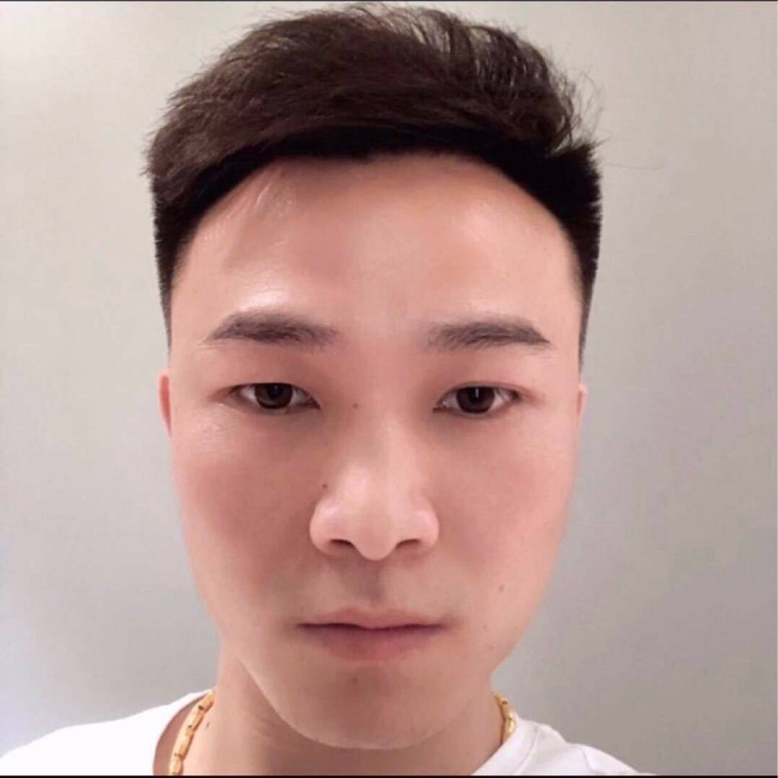 台灯凝眸坚定的照片