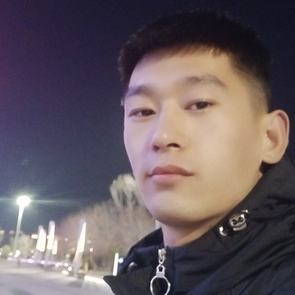 大叔浅吻辛勤的照片