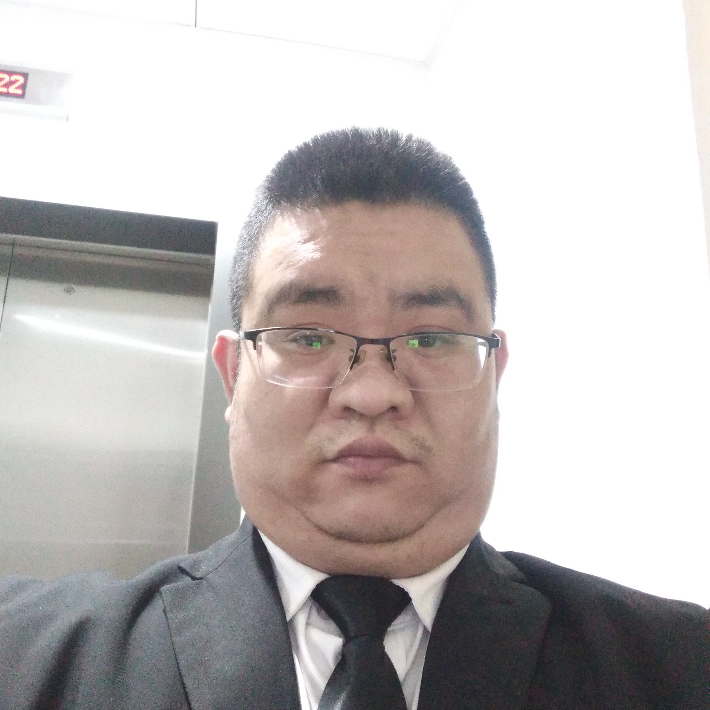 安静回眸黑裤的照片