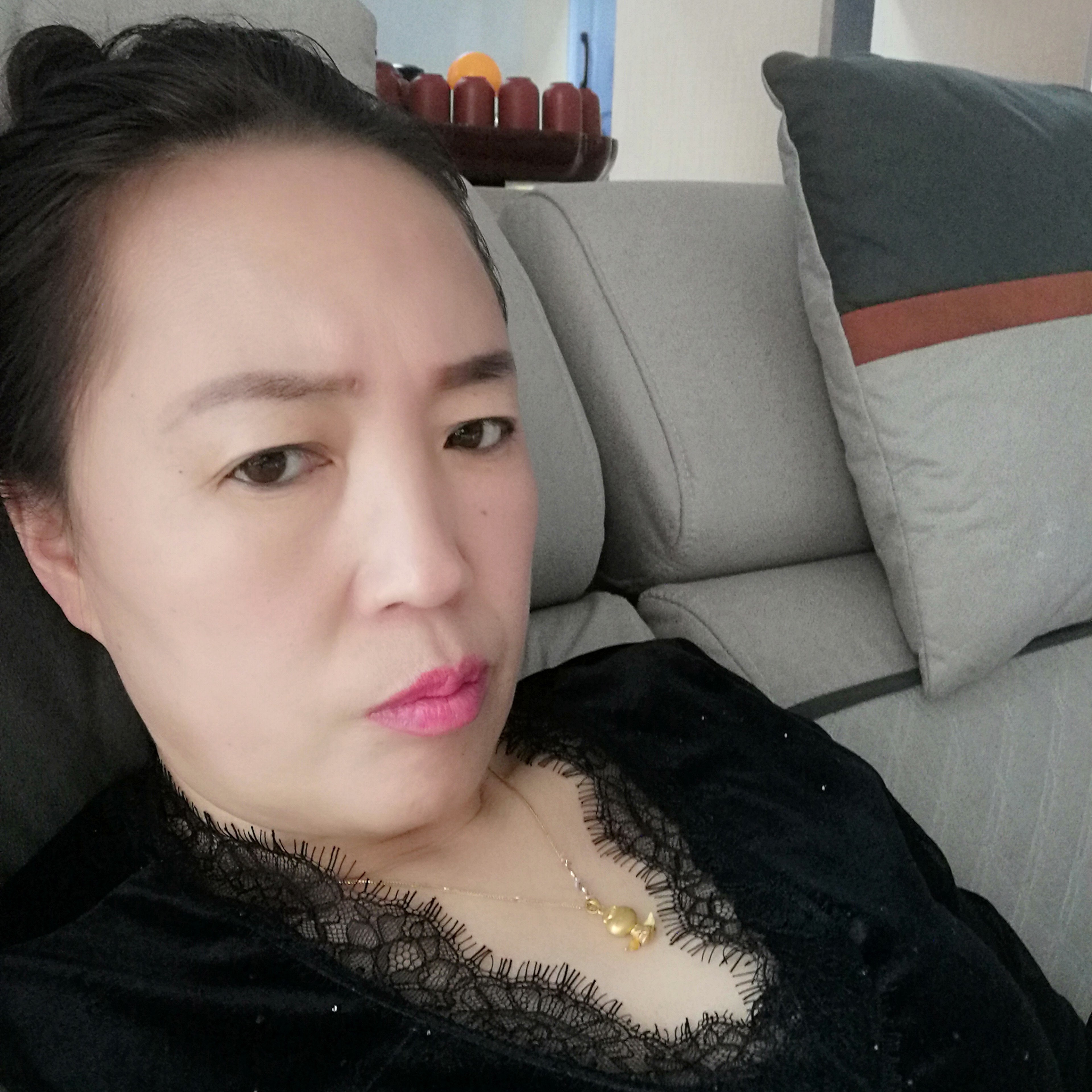 清秀打蓝莓的照片