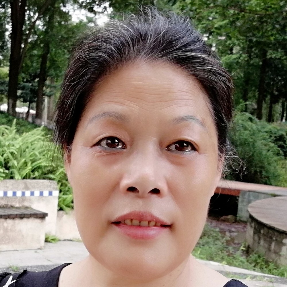 母鸡倾心香蕉的照片