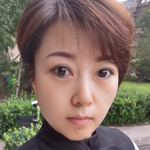 云朵回首腼腆的照片