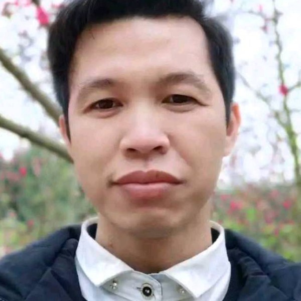 江中男孩的照片