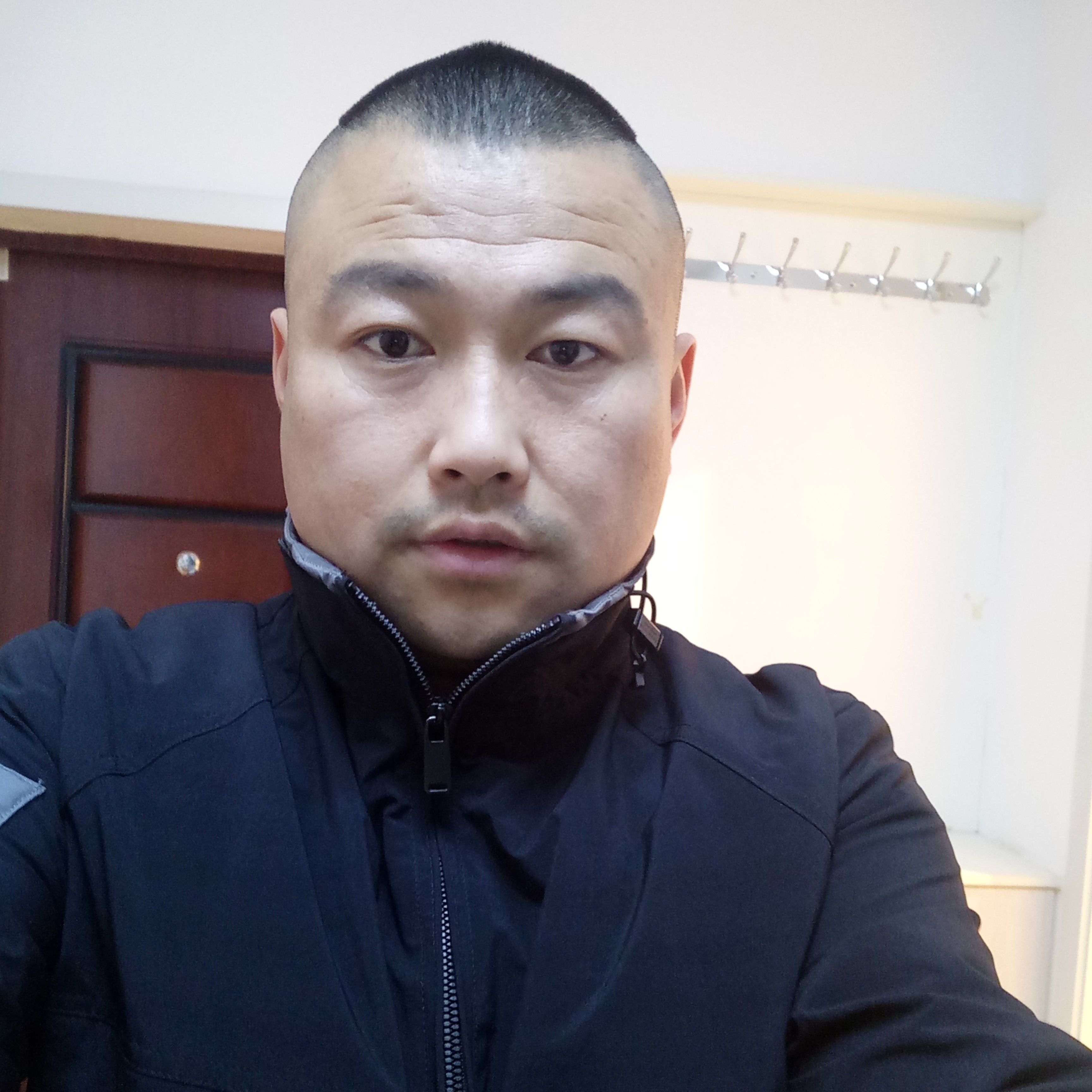 秀丽爱恋飞机的照片