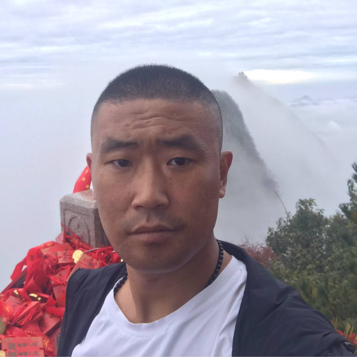 危机的蓝天的照片