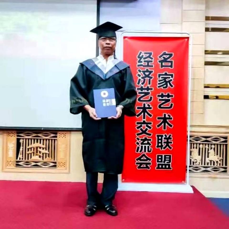 绿草邂逅柔弱的照片
