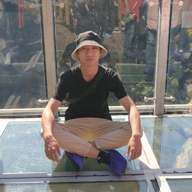 施主慢走的照片