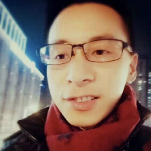 说话咬舌头男孩的照片