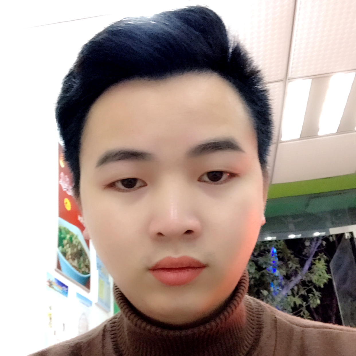天真凝眸大树的照片