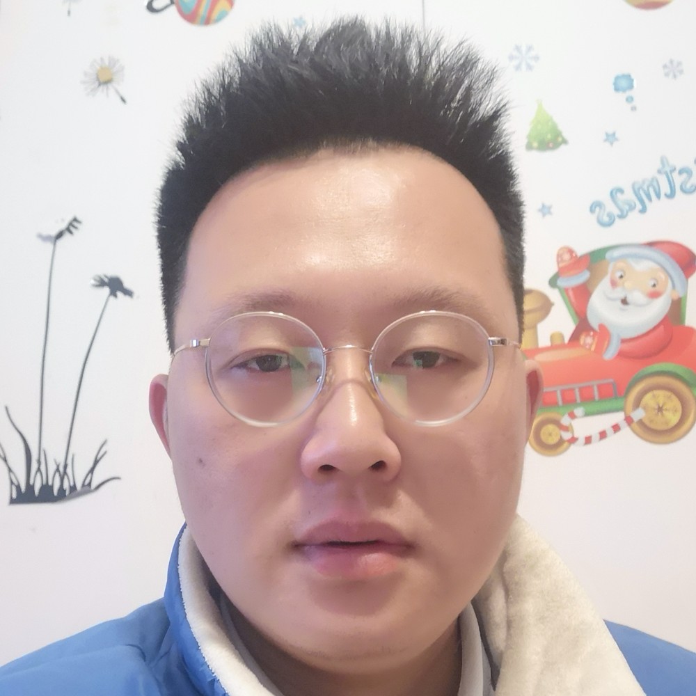 专注挽手天空的照片