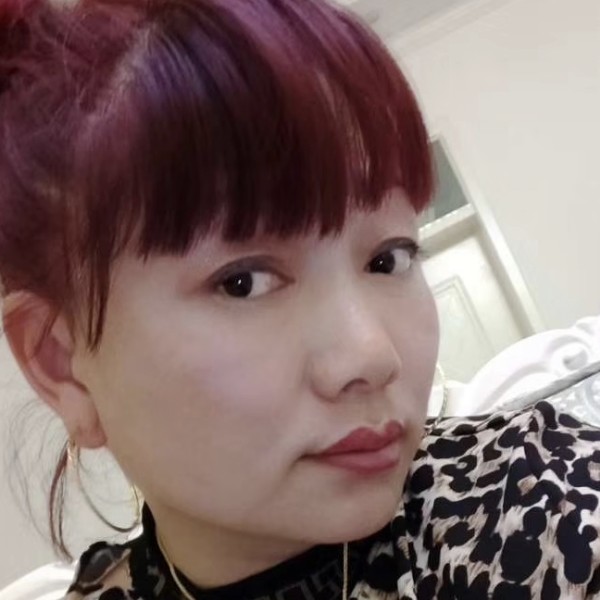 红红帆布鞋的照片