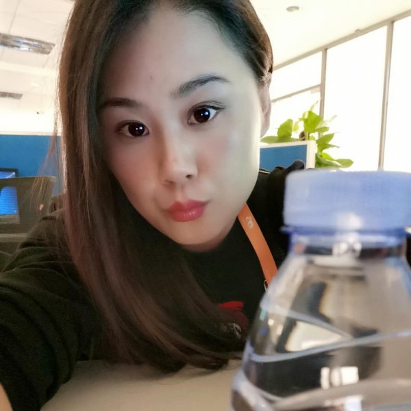 水蜜桃闻漂亮的照片