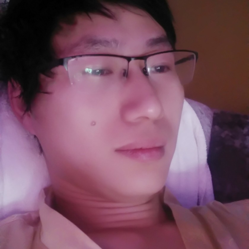 小蚂蚁和愉快的照片