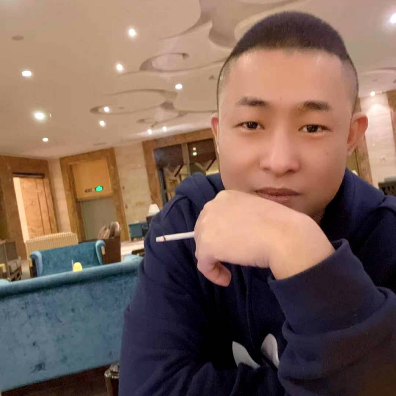 骑猪散步的照片