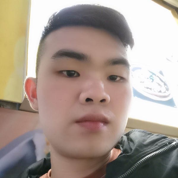 平常闻小松鼠的照片