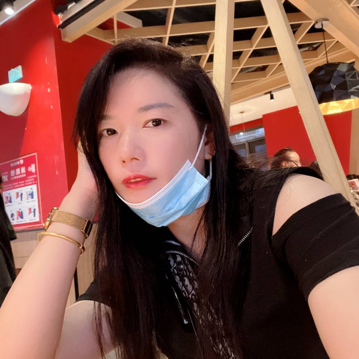 月饼倾心高大的照片
