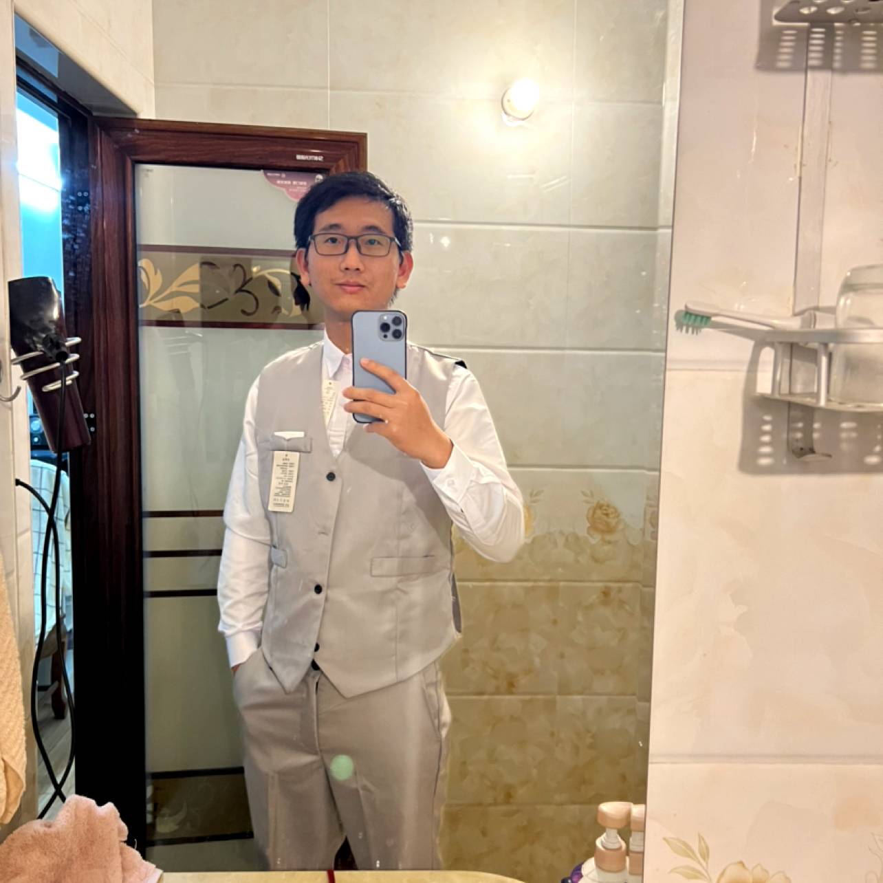 养猪场老板的照片