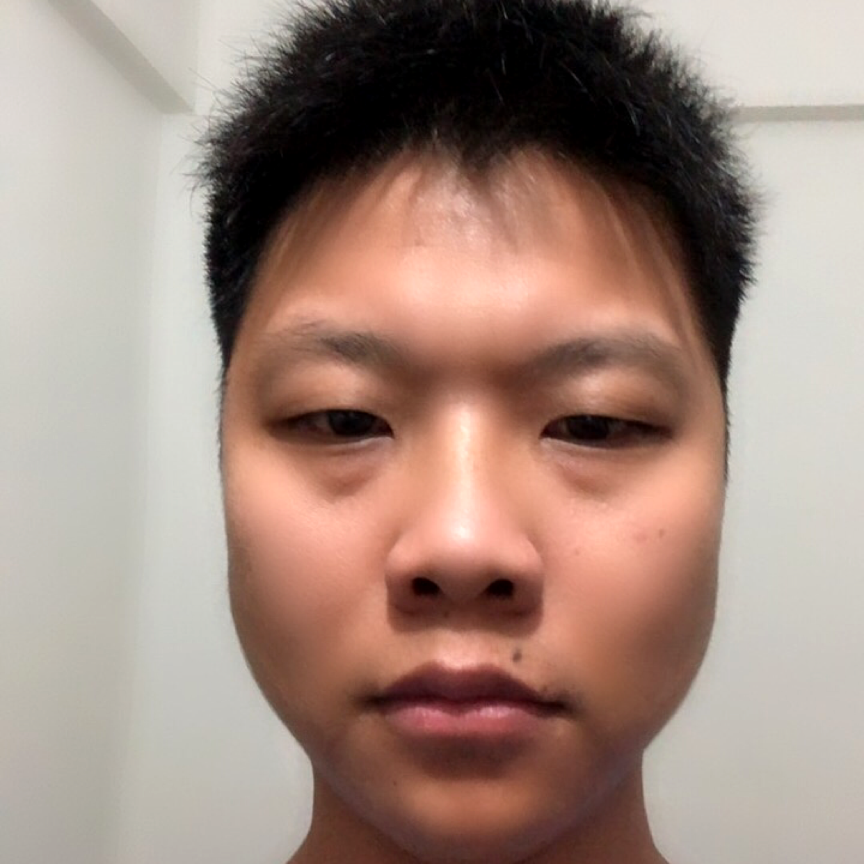 机灵深拥香烟的照片