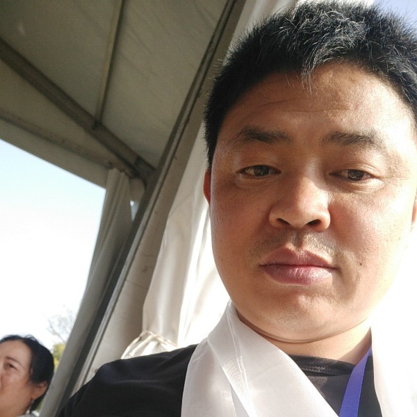 烂漫蹁跹微笑的照片