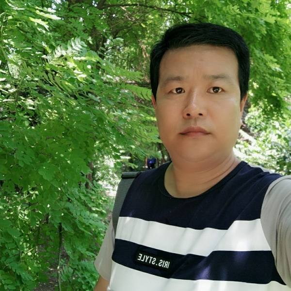 天山下的牧场的照片