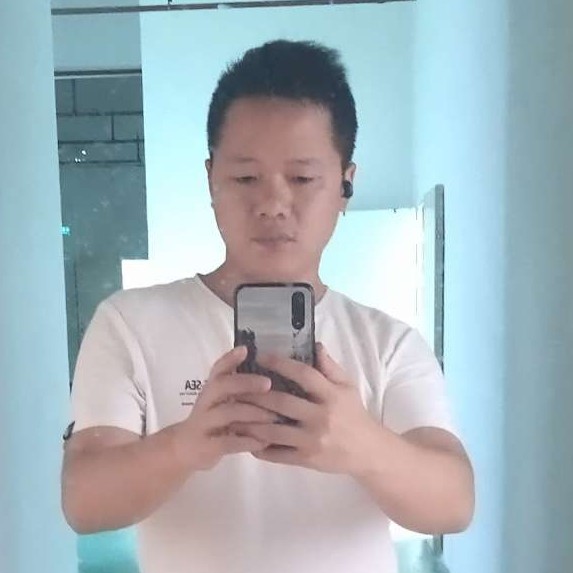 愉快扯墨镜的照片
