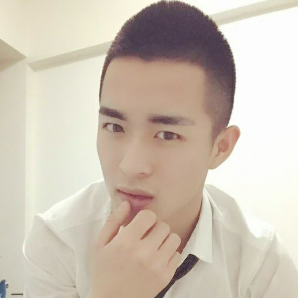 靓丽小伙的照片