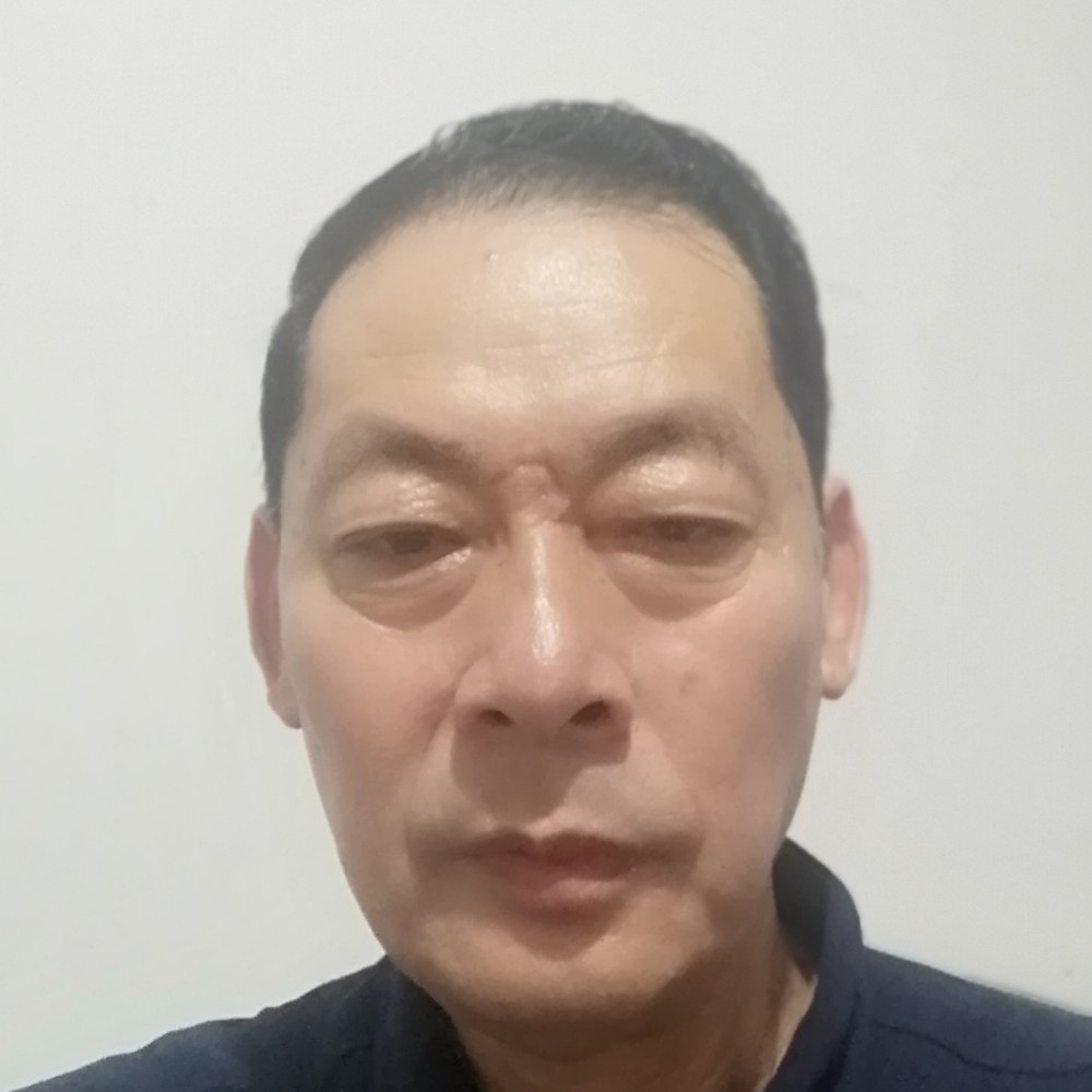 明理爱恋墨镜的照片