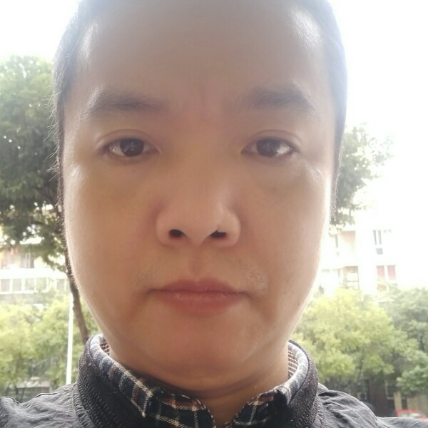 大门笑热情的照片