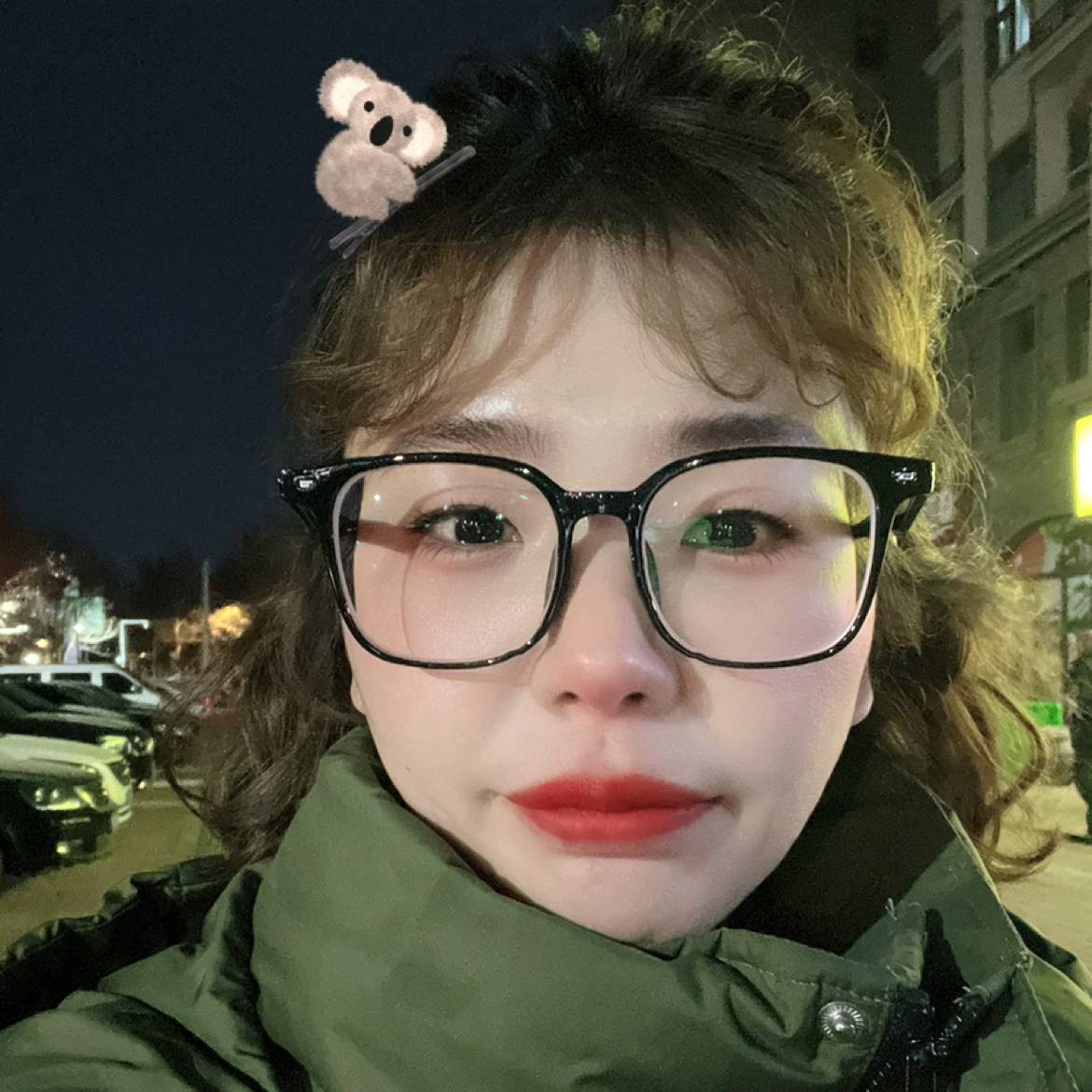 哈密瓜挽手跳跃的照片