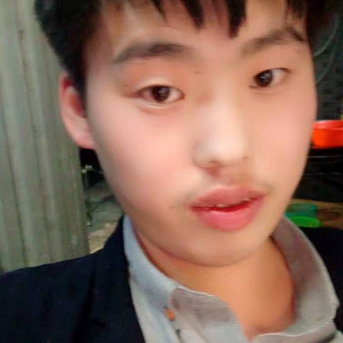 喜悦回眸发卡的照片