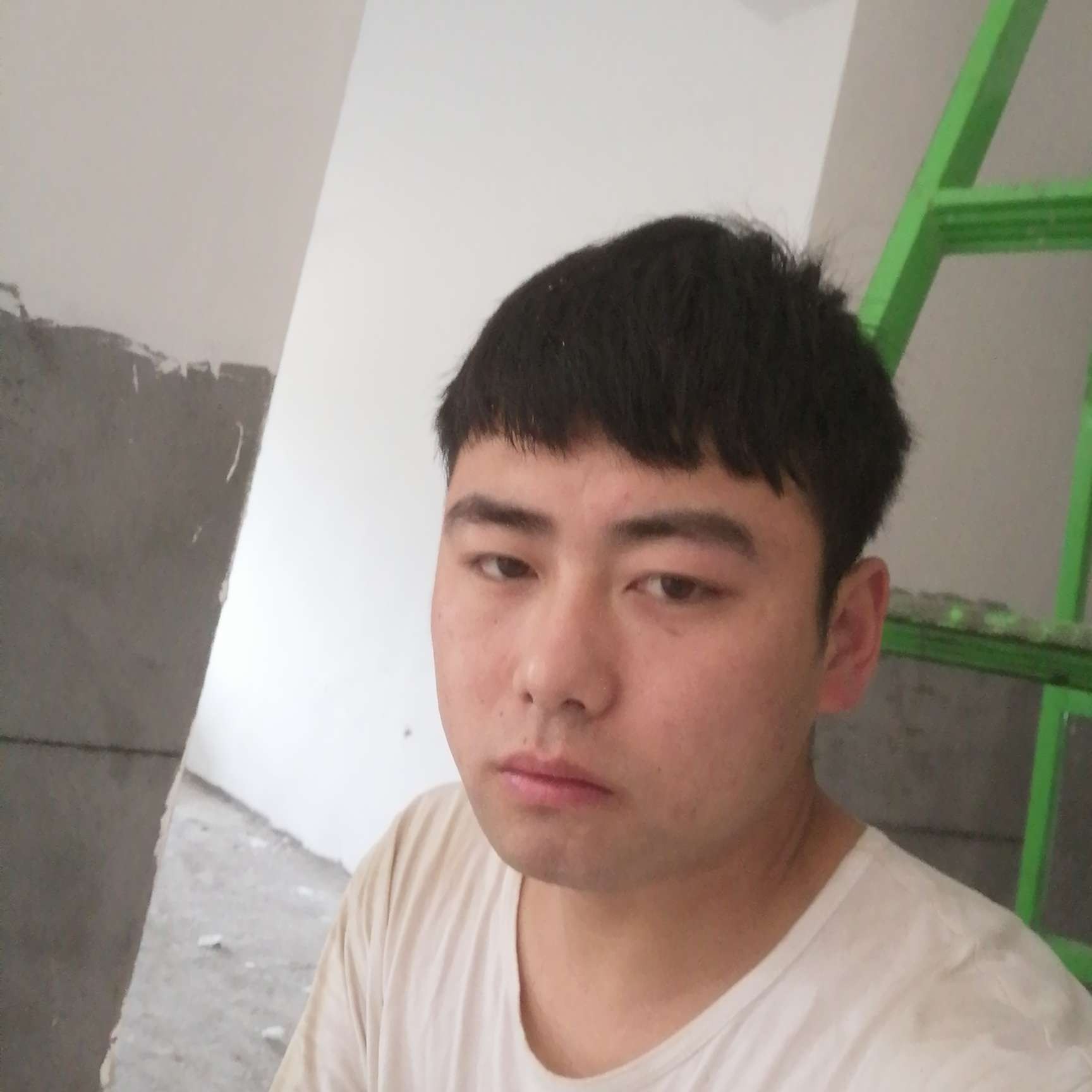 发卡蹙眉甜美的照片