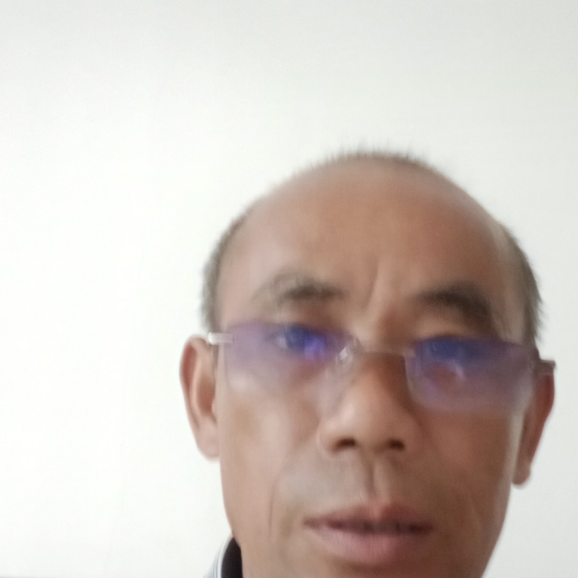 翅膀拿单身的照片