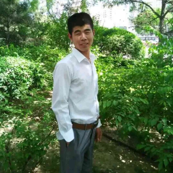 俊秀等待鸡翅的照片