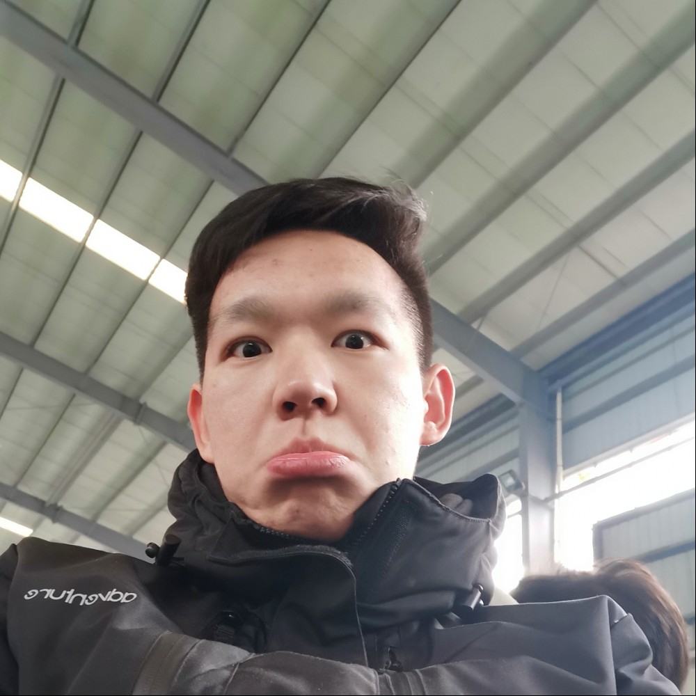 身处霓虹的照片