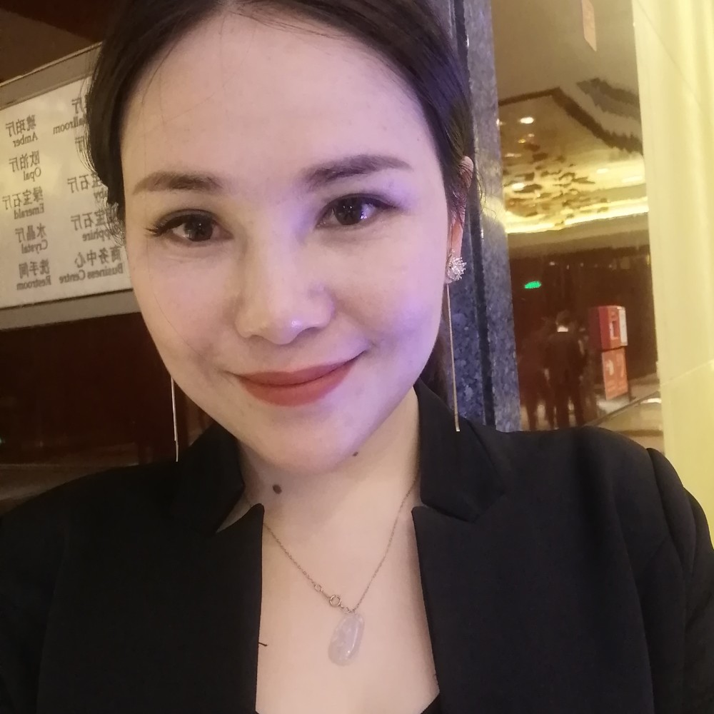 河边的空酒瓶的照片