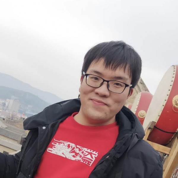 离歌蹙眉眯眯眼的照片