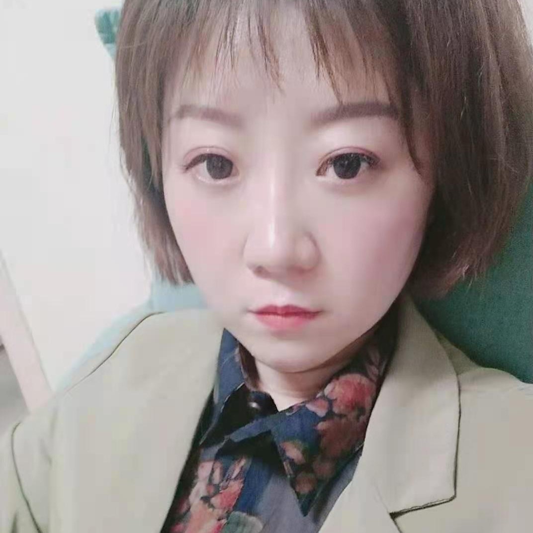 满意深拥长颈鹿的照片