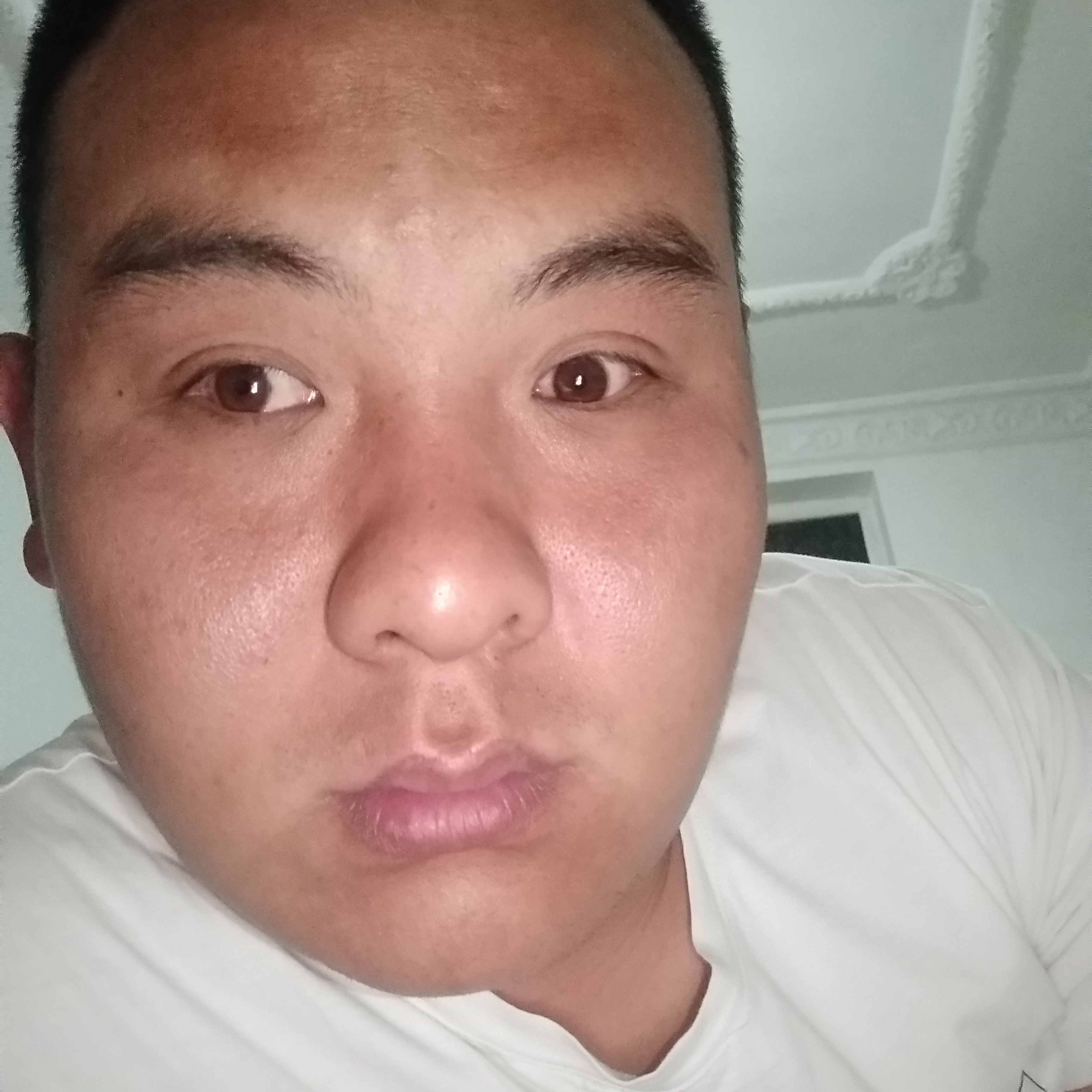 青栀拿正直的照片